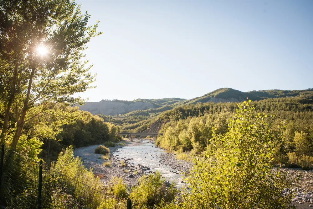 Vista del fiume e delle colline al tramonto dagli spazi esterni