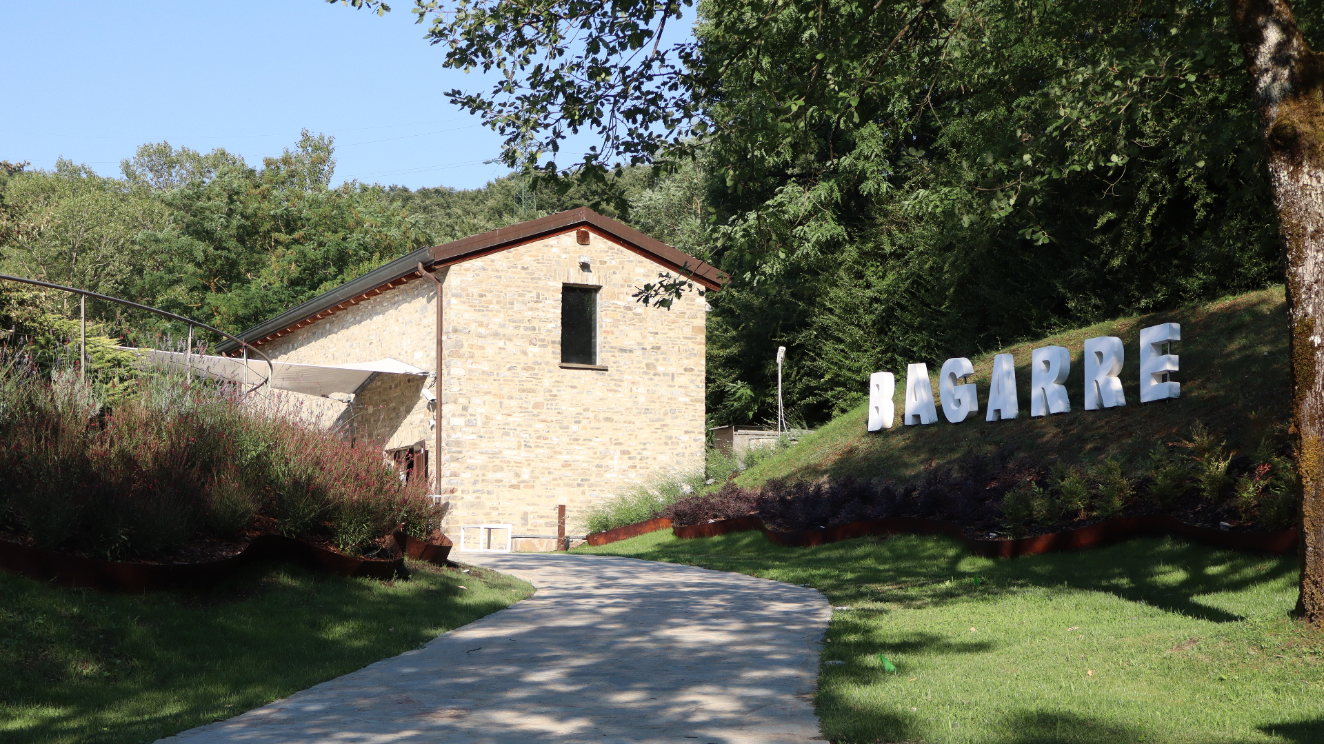 Ingresso di Taro Riverside Garden con la scritta iconica