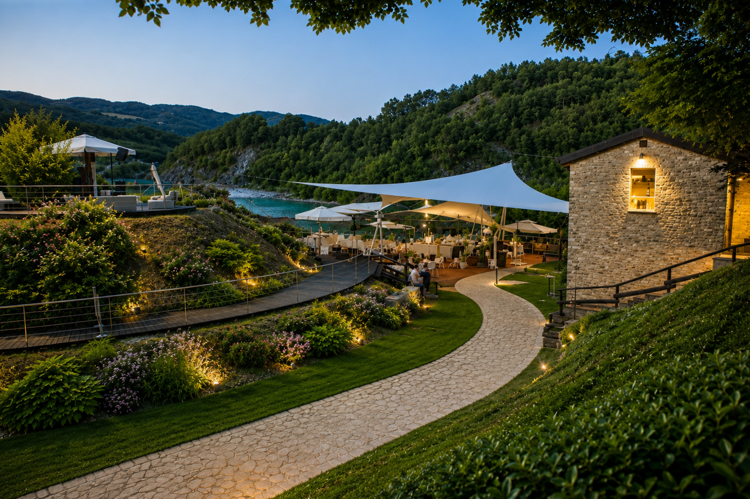 Taro Riverside Garden al tramonto con vista sul torrente